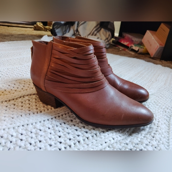 Clarks Tan Fringe Ankle Booties Size 8 So Cute! - Picture 2 of 5